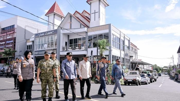 PERAYAAN: Wali Kota Ternate M Tauhid Soleman (kemeja kotak-kotak biri), Kapolres Ternate AKBP Anita Ratna Yulianto (paling kiri) dan sejumlah pejabat lainnya mengejek persiapan sejumlah gereja jelang perayaan Natal 2025