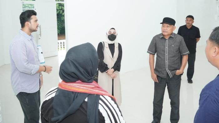 PROYEK: Wakil Gubernur Maluku Utara Sarbin Sehe kembali melakukan pengecekkan proyek pembangunan anjungan Malut di TMII Jakarta.