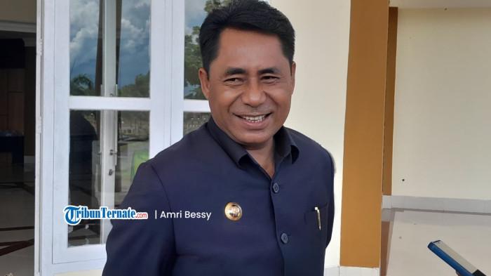 PARIWISATA: Bupati Halmahera Timur Ubaid Yakub ketika bersedia diwawancarai awak media disela-sela kerja, Kamis (6/11/2025)