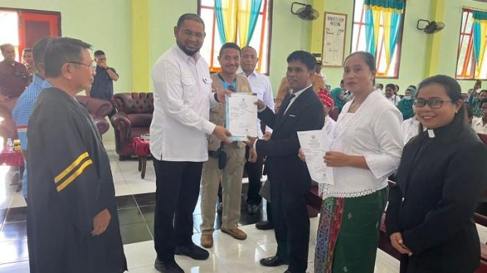 PROGRAM: Bupati Halmahera Selatan Bassam Kasuba ketika memberi SK adminstrasi kependudukan kepada Pasturi yang ikut pengesahan nikah massal, Rabu (12/11/2025). Dikatakan, kegiatan ini merupakan program pemerintah daerah
