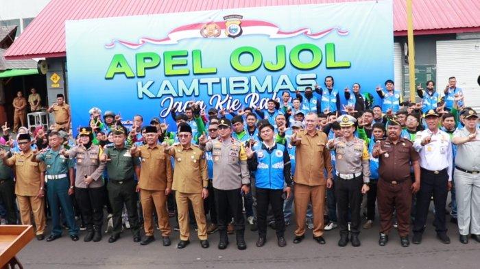 PENGUKUHAN: Foto bersama pada acara pengukuhan 200 ojek online (ojol) yang berlangsung di kawasan kuliner Jatiland Mall, Kelurahan Gamalama, Kecamatan Ternate Tengah, Senin (9/2/2026). Pada kesempatan ini Wali Kota Ternate M Tauhid Soleman menegaskan mendukung penuh program dari Satlantas Polres Ternate ini