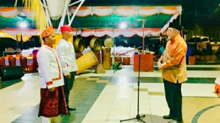 ORGANISASI: Muhammad Kasuba (kanan) ketika melangukuhkan pengurus IKA-TOGALE Halmahera Selatan, Sabtu (8/11/2025).