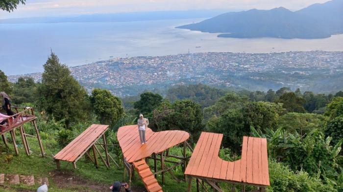 Pengunjung taman love ternatr