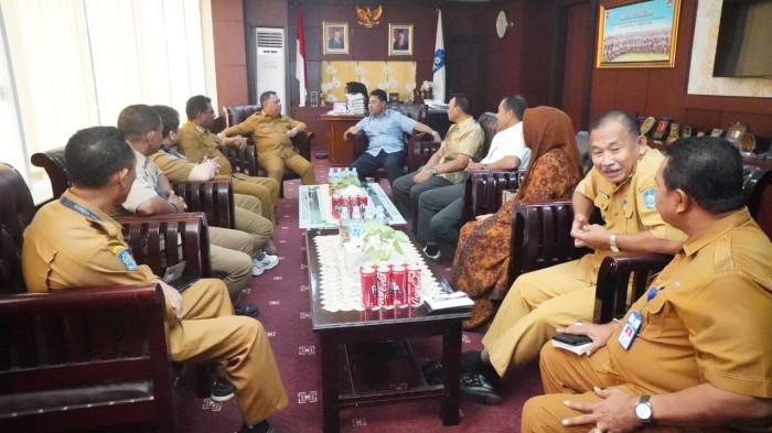 KERJA SAMA: Bupati Halmahera Utara Piet Hein Babua terima kunjungan rombongan Bupati Halmahera Timur Ubaid Yakub di ruang kerjanya, Selasa (13/1/2026)