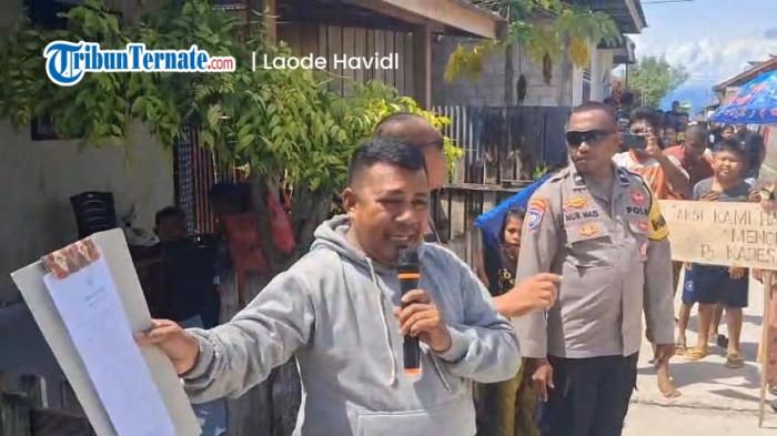 KLARIFIKASI: Pj Kades Penu John Bugis menjelaskan SK Bupati Pulau Taliabu kepada warga seusai berunjuk rasa, Selasa (6/1/2026)