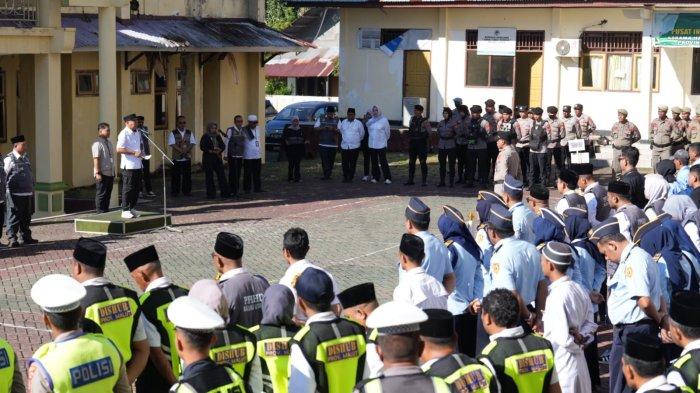 IBADAH: Suasana apel siaga penjemputan calon jemaah haji (CJH) oleh PPIHD Maluku Utara, Minggu (26/4/2026).