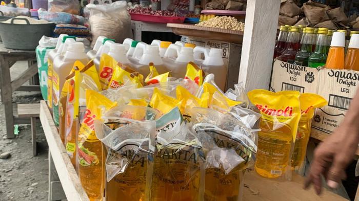 Kemasan minyak goreng jenis Minyakita saat dipajang di lapak pedagang di Pasar Modern Labuha, Halmahera Selatan