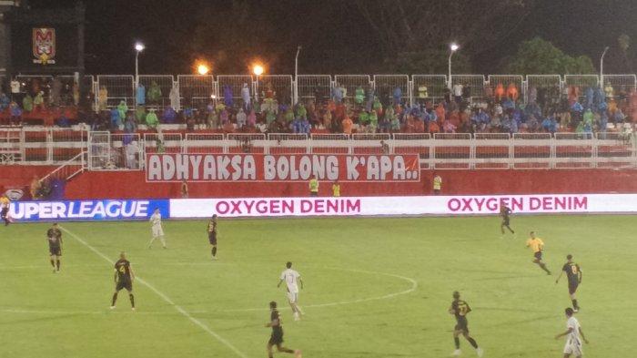 KOMPETISI: Baliho/spanduk penolakan Adhyaksa FC bermarkas di Ternate yang dibentangkan suporter di laga Malut United vs Persita Tangerang di Stadion Gelora Kie Raha, Ternate, Sabtu (16/5/2026)