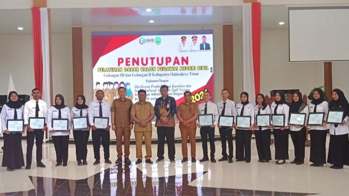 PEGAWAI: Pasca menutup kegiatan Latsar, Bupati Halmahera Timur Ubaid Yakub bersama seluruh peserta lakukan foto bersama, Selasa (7/4/2026).