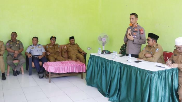 KONFLIK: Kapolres Halmahera Selatan AKBP Hendra Gunawan ketika berbicara dalam forum mediasi bentrok antara warga Desa Siang dan Liaro, Senin (30/3/2026).