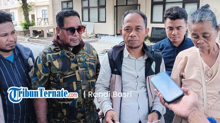 HUKUM: M Bahtiar Husni (tengah), Penasihat Hukum Pelapor atas nama Tince Burdam saat memberikan penjelasan kepada sejumlah awak media usai memasukan laporan ke Polda Maluku Utara, Senin (2/2/2026). Tince Burdam melaporkan Direktur PT Wana Kencana Mineral (WKM) atas penyerobotan lahan