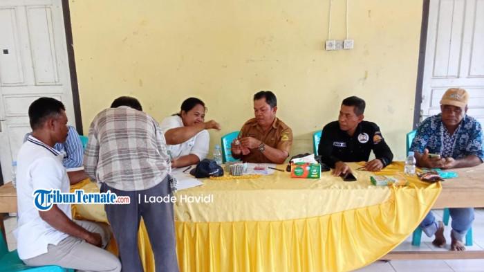 ANGGARAN: Pj Kades Minton Labangka Halo secara langsung membayar gaji perangkat desanya, Selasa (16/12/2025)