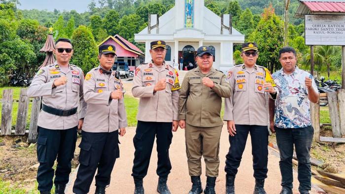 NATAL: Wakil Bupati Pulau Taliabu La Ode Yasir (ketiga dari kanan), Wakapolres Pulau Taliabu Kompol Sinar, Plt Kadis Kominfo Pulau Taliabu Darmanto serta 3 PJU Porles laksanakan kunjungan ke Gereja Katolik Paroki Santo Thomas Rasul-Bobong, Kamis (25/12/2025)
