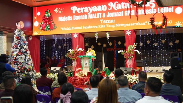 PERAYAAN: Wakil Gubernur Maluku Utara Sarbin Sehe memberikan sambutan pada malam perayaan Natal 2025 yang diselenggarakan oleh Majelis Gereja Pantekosta di Indonesia (GPDI) Desa Lelilef Sawai, Kamis (11/12/2025)