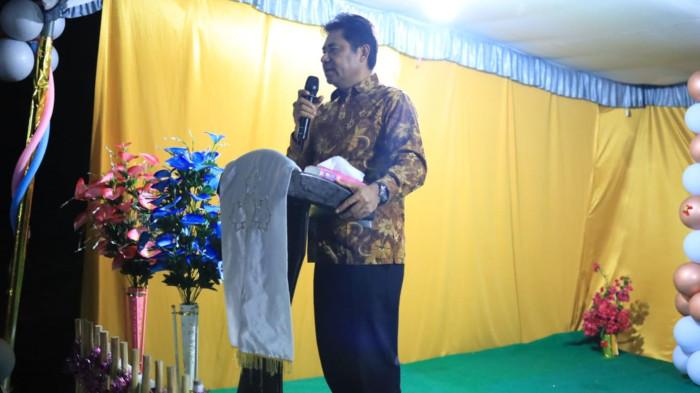 KHIDMAT: Bupati Halmahera Timur Ubaid Yakub memberikan sambutan pada perayaan natal 2025 di Desa Dodaga, Kecamatan Wasile Timur