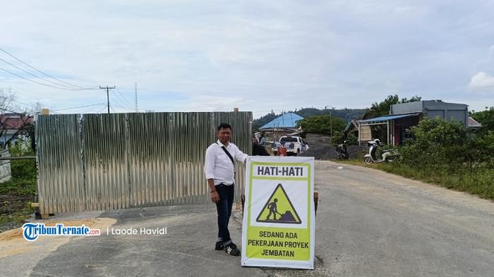 PROYEK: Proyek perbaikan Jembatan Fangahu di Desa Bobong, Pulau Taliabu dilakukan, Jumat (5/12/2025). Anggarannya perbaikan jembatan ini sebesar Rp 3,8 miliar dialokasikan Dinas PUPR