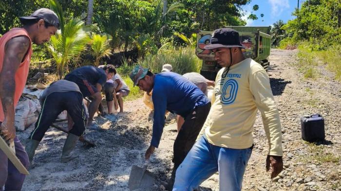 INFRASTRUKTUR: Perbaikan salah satu ruas jalan di Gunung Bernad, Desa Hilitetor, Kecamatan Wasile, Halmahera Timur, Rabu (25/3/2026).
