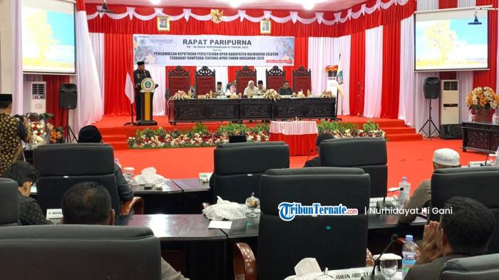 ANGGARAN: Suasana berlangsungnya rapat paripurna dengan agenda persetujuan rancangan Perda APBD Halmahera Selatan 2026, Sabtu (29/11/2025).