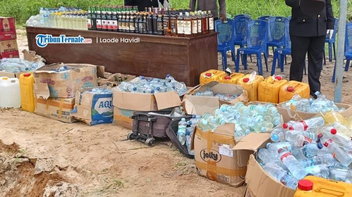 MIRAS: Barang bukti ribuan botol miras hasil sitaan Polres Pulau Taliabu yang dimusnahkan, Senin (10/11/2025) kemarin