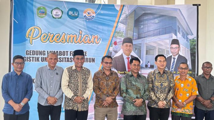 PERESMIAN: Bupati Halmahera Timur Ubaid Yakub (keempat dari kanan) didampingi Sekkab Ricky Chairul Richfat (ketiga dari kanan) pada peresmian gedung Limabot Faifye di Unkhair Ternate, Selasa (31/3/2026).