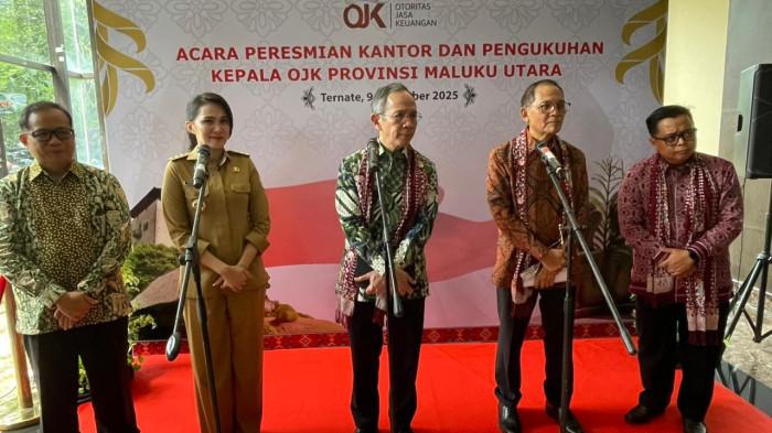 INTEGRITAS: Jumpa pers yang diikuti Deputi Komisioner OJK Bambang W Budiawan, Ketua Dewan Komisioner OJK, Mahendra Siregar dan juga Gubernur Maluku Utara Sherly Laos usai agenda peresmian kantor dan pengukuhan kepala OJK, Selasa (9/12/2025)