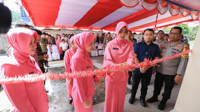 FASILITAS: Prosesi gunting pita, tanda diresmikannya pemberian rumah kepada sejumlah anggota Polisi di Polda Maluku Utara, Jumat (24/4/2026).