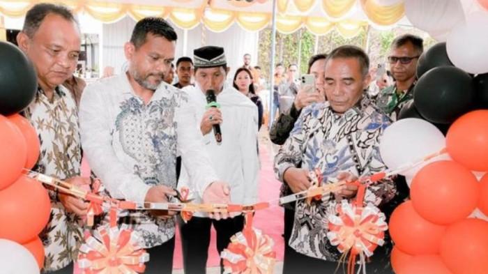 AGENDA: Wakil Bupati Halmahera Tengah Ahlan Djumadil (kanan) melakukan pengguntingan pita, tanda diresmikannya unit layanan operasi laboratorium PT Tribakti, Kamis (30/4/2026)
