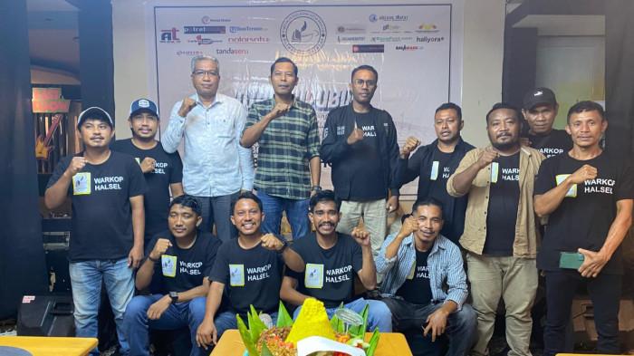 DIALOG: Jajaran pengurus Warkop Halmahera Selatan saat pose bersama usai peringati Harlah ke 1 di Andai Coffee, Tomori, Kecamatan Bacan, Minggu (16/2/2026) malam