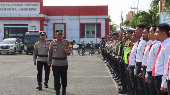 SIAGA: Kapolres Halmahera Timur AKBP Bobby Kusuma Ardiansyah periksa kesiapsiagaan seluruh jajaran anggota saat dirinya memimpin apel, Selasa (7/4/2026)