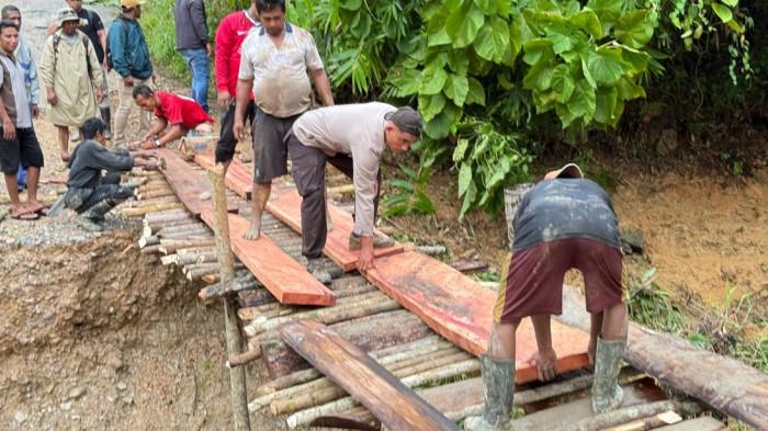 AKSES: Personel Polsek Siap Gela Polres Pulau Taliabu dan masyarakat bangun jembatan darurat Desa Nunca Kecamatan Taliabu Utara, Senin (16/3/2026). Ini buntut jembatan lama putus akibat longsor. Sementara jembatan tersebut merupakan satu-satunya akses warga melintas antar desa maupun kecamatan.