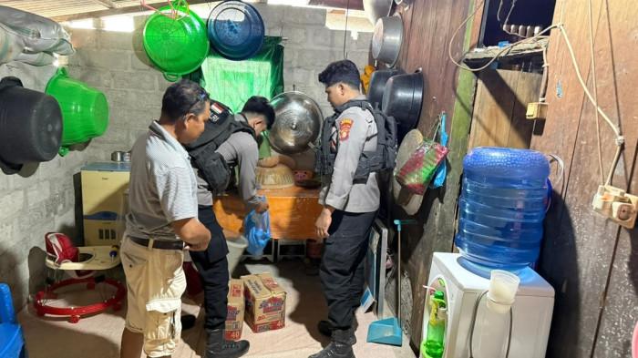 MIRAS: Personel Polsek Siap Gela, Polres Pulau Taliabu razia 103 botol cap tikus dalam rumah warga di Desa Jorjoga, Kecamatan Taliabu Utara