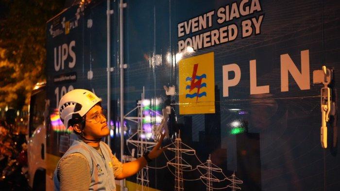 PLN Terjunkan Puluhan Personel dan Peralatan Back Up Demi Kelancaran Ibadah Persiapan Natal di Ambon - Personil-siaga-PLN-melakukan-inspeksi-peralatan-untuk-memastikan-dapat-bekerja-dengan-optimal.jpg