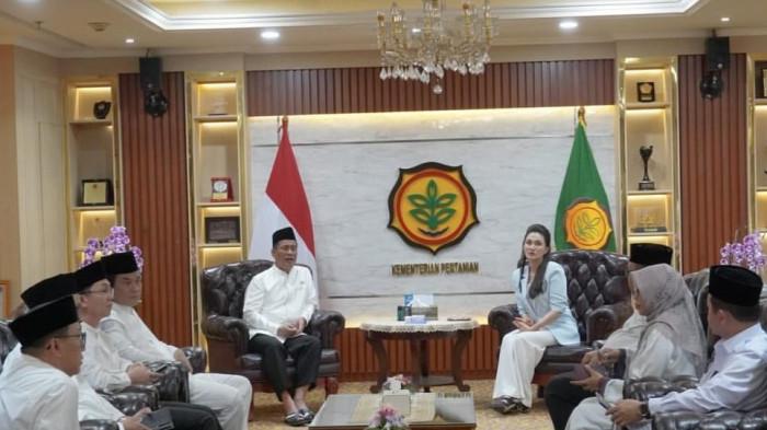 KERJA SAMA: Suasana pertemuan Gubernur Maluku Utara Sherly Laos dan Mentan RI Andi Amran, Rabu (11/3/2026). Pertemuan tersebut membahas berbagai upaya untuk menjaga stabilitas harga dan kelancaran distribusi pangan