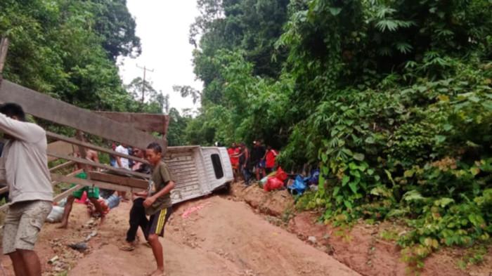 Pickup berpenumpang 11 orang terbalik di tanjakan Gunung Sampe Pulau Taliabu 01