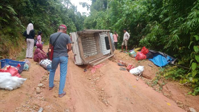 INSIDEN: Pickup berpenumpang 11 orang terbalik di tanjakan Gunung Sampe Pulau Taliabu, Minggu (8/2/2026)