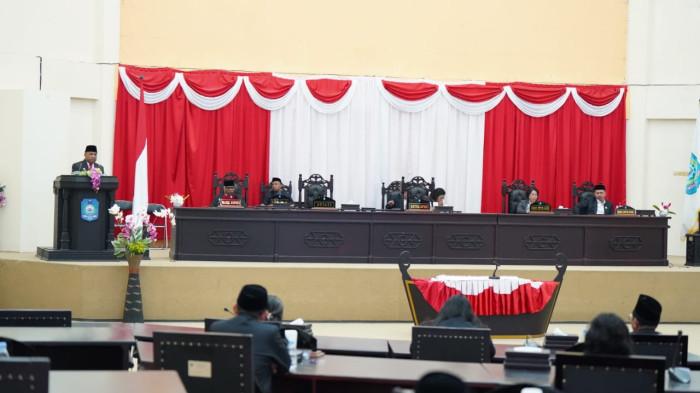 Piet Babua saat memberikan sambutan pada paripurna RPJMD