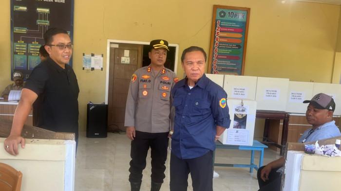 KEAMANAN: Kapolres Halmahera Tengah AKBP Fiat Dedawanto bersama Bupati Halmahera Tengah Ikram M Sangadji dan Kabinda Maluku Utara Brigjen TNI R Moh Iskandarmanto memantau perhitungan suara Pilkades 2026, Minggu (10/5/2026)