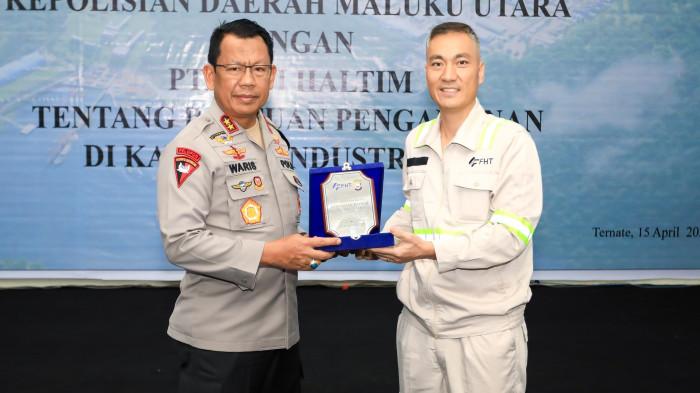 KERJA SAMA: Kapolda Maluku Utara Irjen Pol Waris Agono menerima plakat, tanda terjalinnya kerja sama dengan PT Feni di Halmahera Timur, Rabu (15/4/2026).