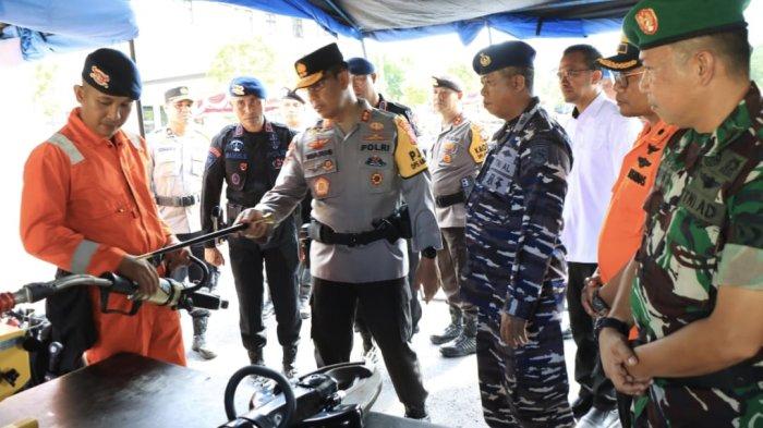 SIAGA: Kapolda Maluku Utara Irjen Pol Waris Agono bersama Forkopimda Maluku Utara saat mengecek peralatan tanggap darurat bencana yang ditampilkan di halaman Mapolda Sofifi, Rabu (5/11/2025).
