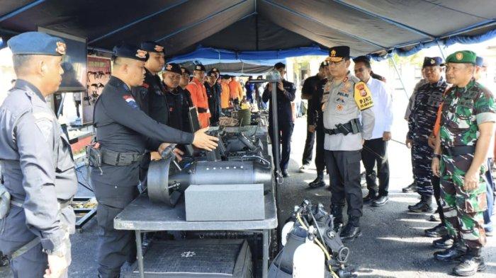 SIAGA: Suasana personel SAR gabungan beberkan peralatan tanggap darurat bencana kepada Kapolda Maluku Utara Irjen Pol Waris Agono dan Forkopimda Maluku Utara, Rabu (5/11/2025).