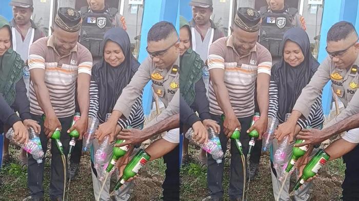 MIRAS: Polisi dan Pemerintah Desa (Pemdes) Sahu, Pulau Taliabu musnahkan miras berbagai jenis, Jumat (21/11/2025)