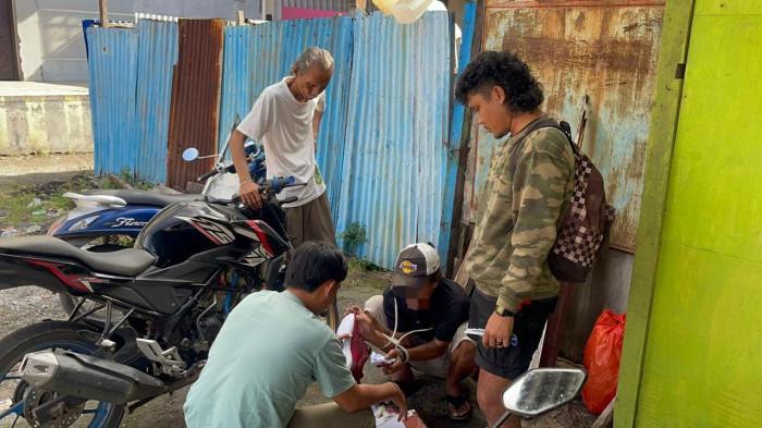 HUKUM: Proses penangkapan SS alias Sandi (46) terduga pelaku pengedar narkoba jenis sabu, Jumat (23/1/2026). Penangkapannya terjadi di Kelurahan Tanah Raja, Kota Ternate Tengah