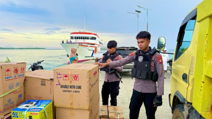 MIRAS: Personel Polsek Siap Gela, Polres Pulau Taliabu sita 14 botol mitas jenis cap tikus di Pelabuhan Tikong, Jumat (30/1/2026)