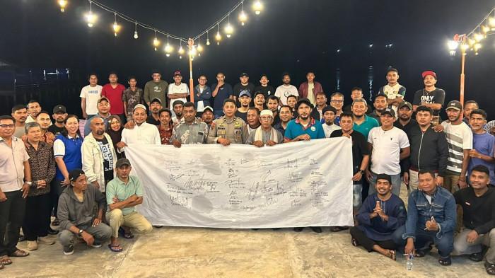 KOMITMEN: Foto bersama usai deklarasi damai yang diinisiasi Polres Halmahera Timur, Sabtu (3/4/2026) malam. Pada kesempatan itu Wakapolres Halmahera Timur Kompol Ayub Patty mengatakan Komunikasi dan silaturahmi menjadi kunci utama dalam mencegah terjadinya perpecahan di tengah masyarakat
