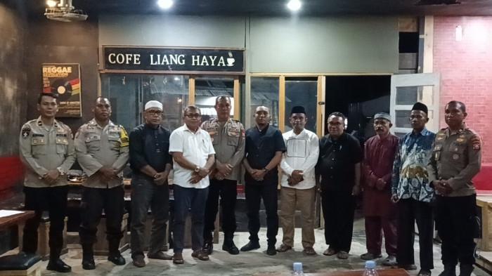 KOMITMEN: Foto bersama usai pertemuan. Di mana Polres Pulau Taliabu, Kesbangpol, FKUB, Imam dan Pendeta sampaikan deklarasi damai.
