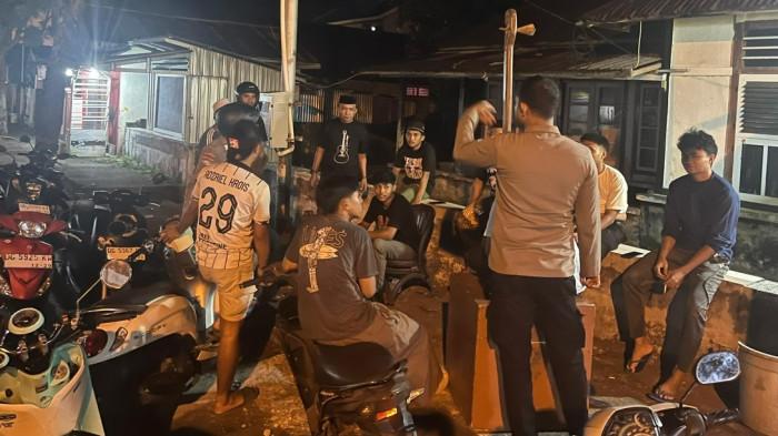 HUKUM: Sejumlah kelompok remaja terpaksa dibubarkan anggota Polres Ternate lantaran mengganggu aktivitas warga, Senin (23/2/2026) malam