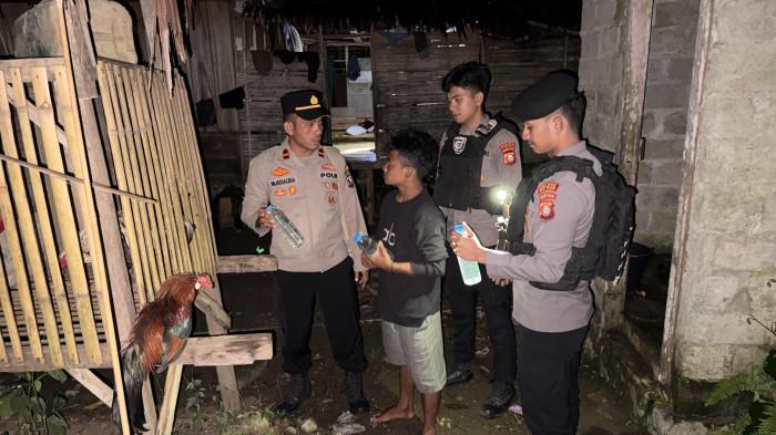 HUKUM: Kapolsek Siap Gela, Polres Pulau Taliabu Ipda Imran Husaleka bersama anggotanya menyita cap tikus, Minggu (3/5/2026)