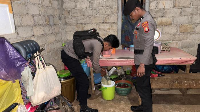 MIRAS: Personel Polsek Siap Gela, Polres Pulau Taliabu sita miras jenis cap tikus di Desa Gela dan Desa Minton, Selasa (28/4/2026) malam. Jalur masuk miras bakal diperketat