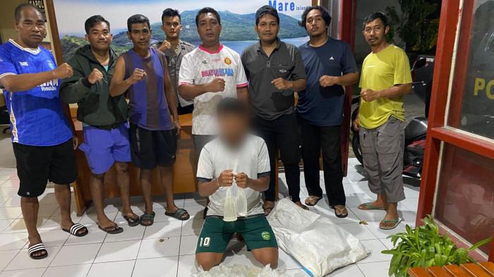 HUKUM: Polsek Tidore Selatan, Polresta Tidore Kepulauan kembali gagalkan penyelundupan minuman keras (miras) jenis cap tikus. Terlihat terduga pelaku dan barang bukti saat diamankan