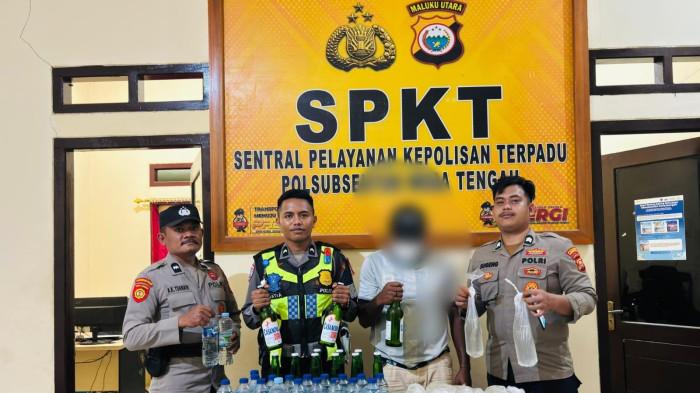MIRAS: Barang bukti miras berbagai jenis dan juga terduga pelaku saat diamankan Polsubsektor Weda Tengah, Halmahera Tengah